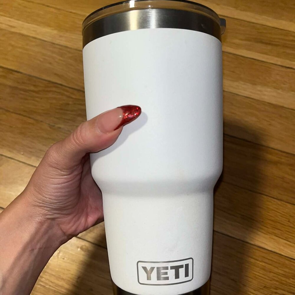 30 oz White YETI Travel Mug  WITH STRONGHOLD™ LID *NEW*